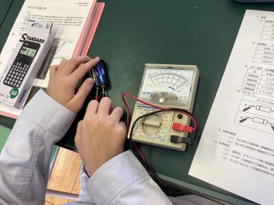 わざと計測レンジを超えた電圧を計測中