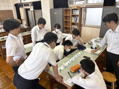 皆で観察している様子