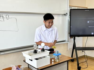 手回し発電機を使って電気を流している様子