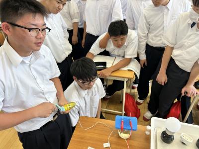 水道水にも微量にイオンが含まれるため、電気は流れます・・・！